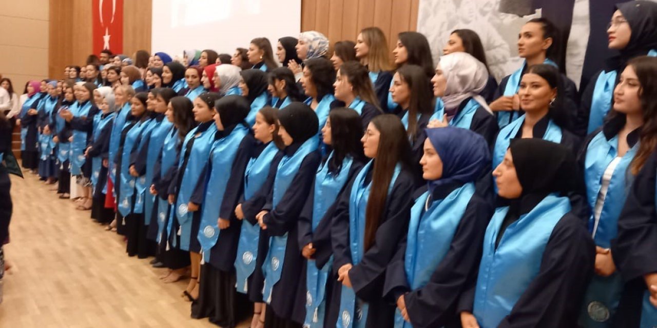 Develi Hüseyin Şahin Myo’da Mezuniyet Ve Şed Bağlama Töreni Düzenlendi