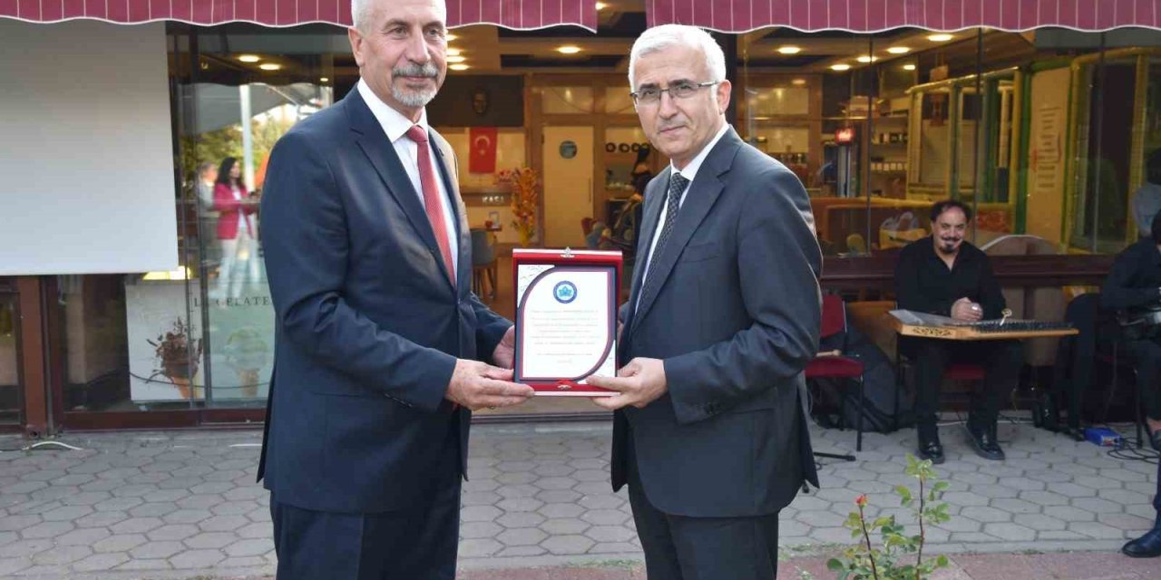 Rektör Çolak’tan, Emekliye Ayrılan İdari Ve Mali İşler Daire Başkanı Necmettin Başkut’a Plaket