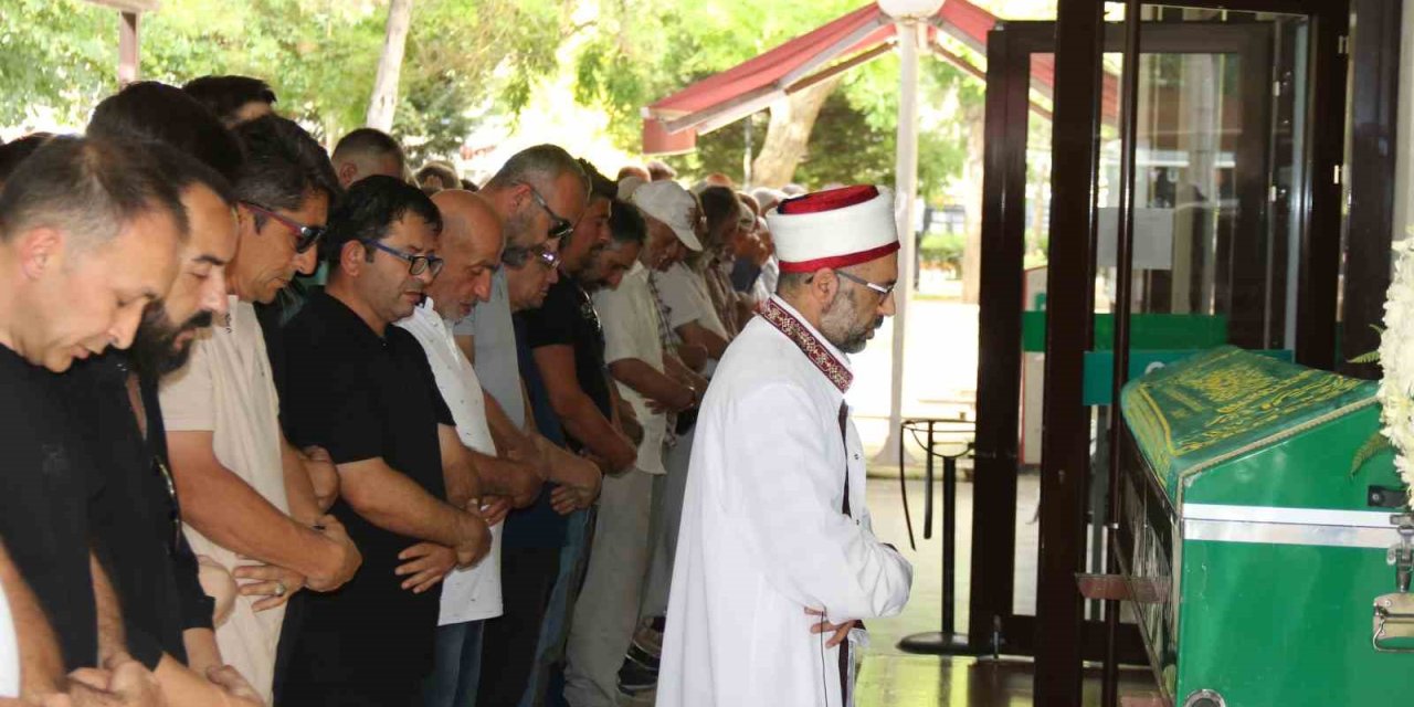 Minik Mert Son Yolculuğuna Gözyaşlarıyla Uğurlandı