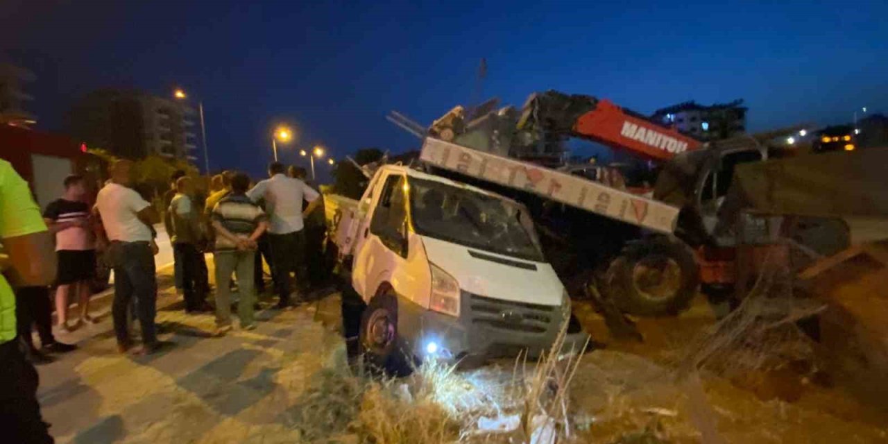 Yoldan Çıkan Kamyonet Park Halindeki İş Makinesine Çarptı