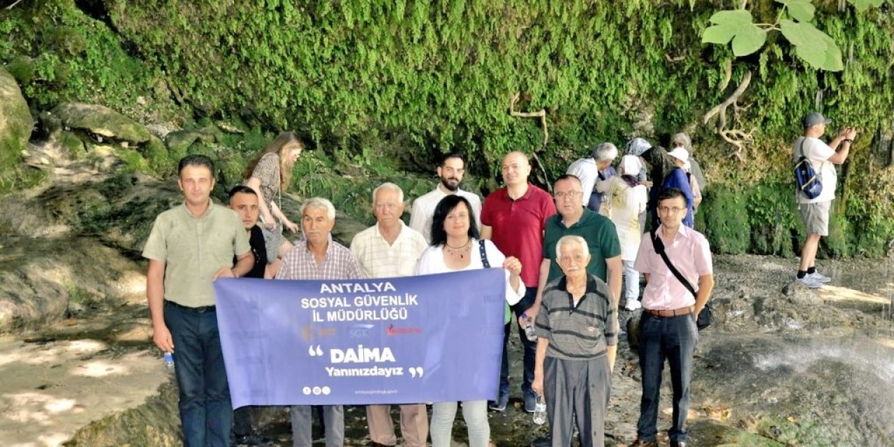 Huzurevi Sakinleriyle Doğada Yürüdüler