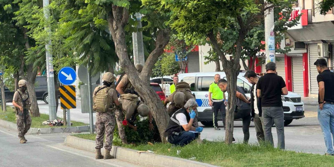 Mersin’de Karakol Önünde Havaya Ateş Açan Şahsı Özel Harekat Polisi Vurdu