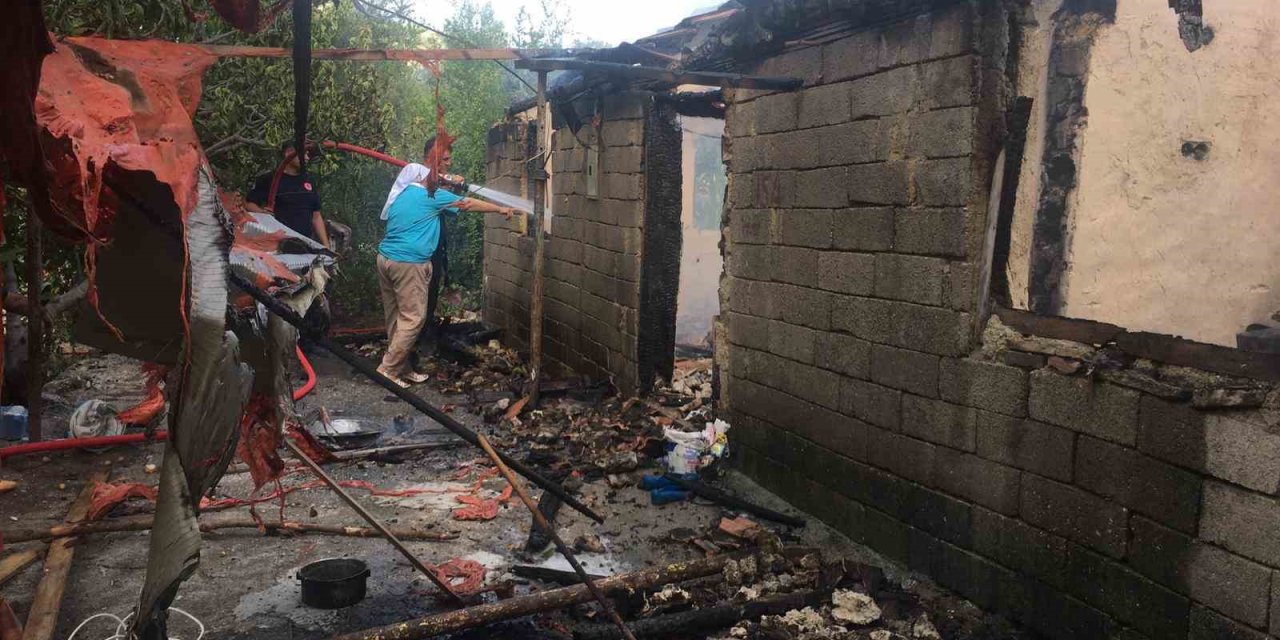 Manavgat’ta Kerpiç Ev Alevlere Teslim Oldu