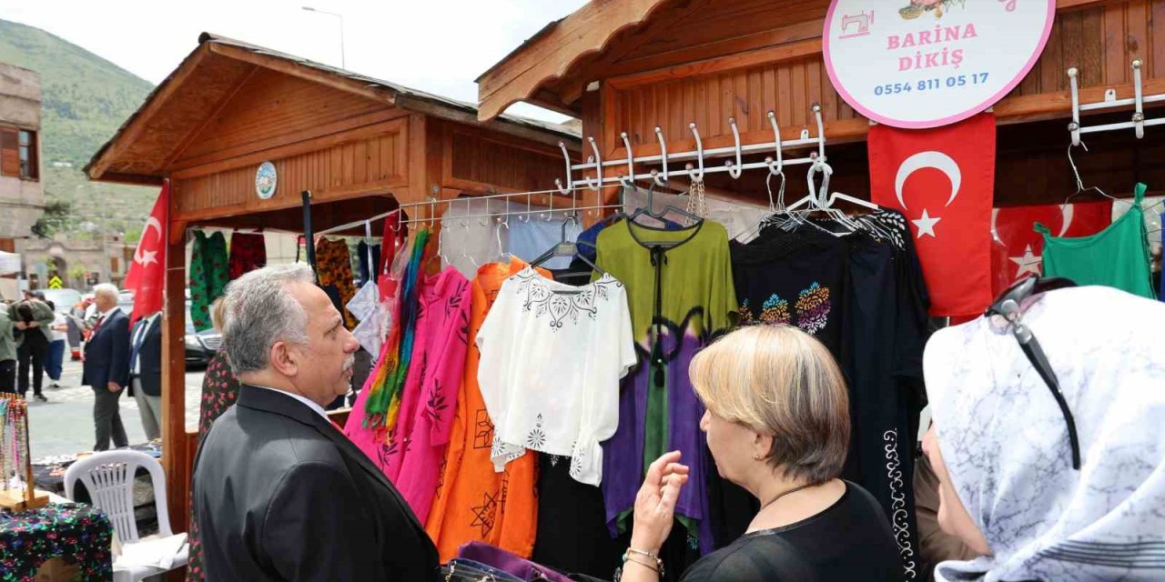 ‘maharetli Eller’ Yeni Yerinde Aynı Gününde