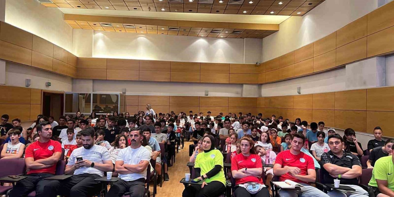 Büyükşehir Ve Spor İl Müdürlüğü İş Birliğinde ‘harekete Geç Sınırları Zorla’ Söyleşisi