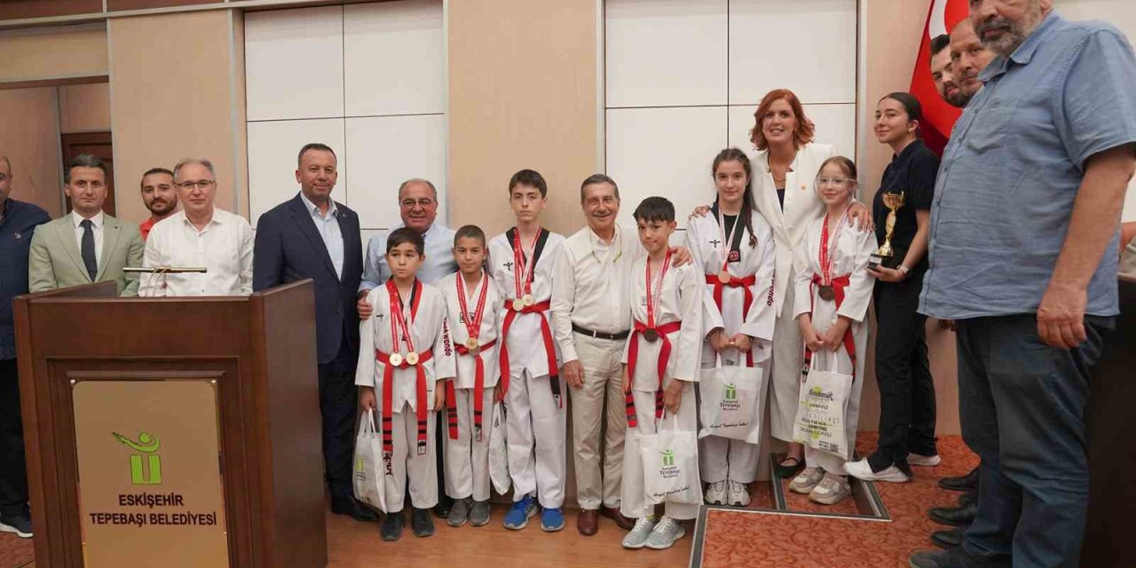 Başarılı Sporcular Belediye Meclisinin Konuğu Oldu