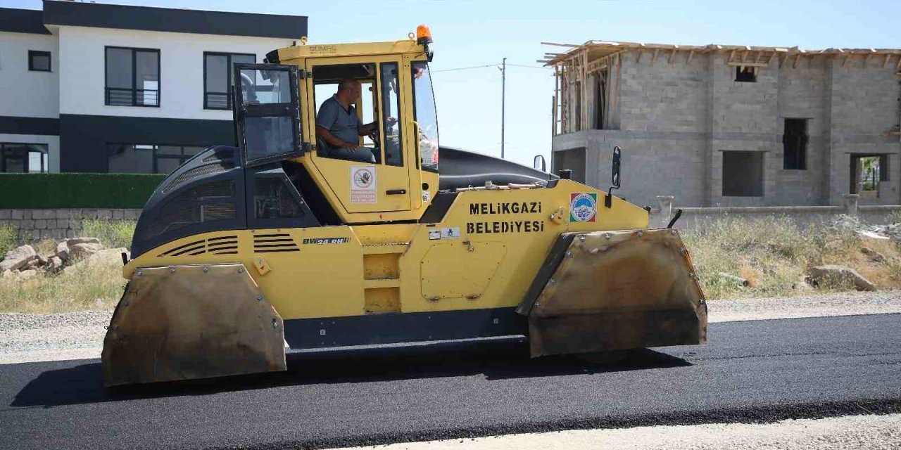 Melikgazi Belediyesi, Mimarsinan Mahallesi’nde 9 Sokakta Asfalt Çalışması Yapıyor