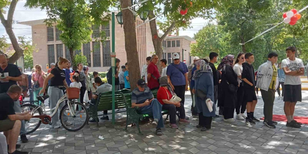 Eskişehir’de Ücretsiz Döner Kuyruğu Oluştu