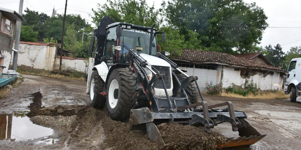 İnönü Belediyesi Çamur Ve Molozlardan Kapanan Yolları Açtı