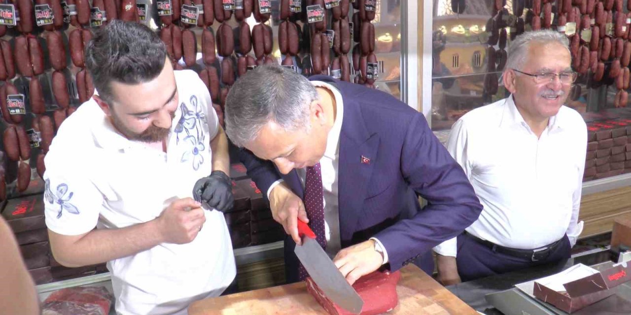 Bakan Yerlikaya Pastırma Doğradı, Kasayla Meyve Dağıttı