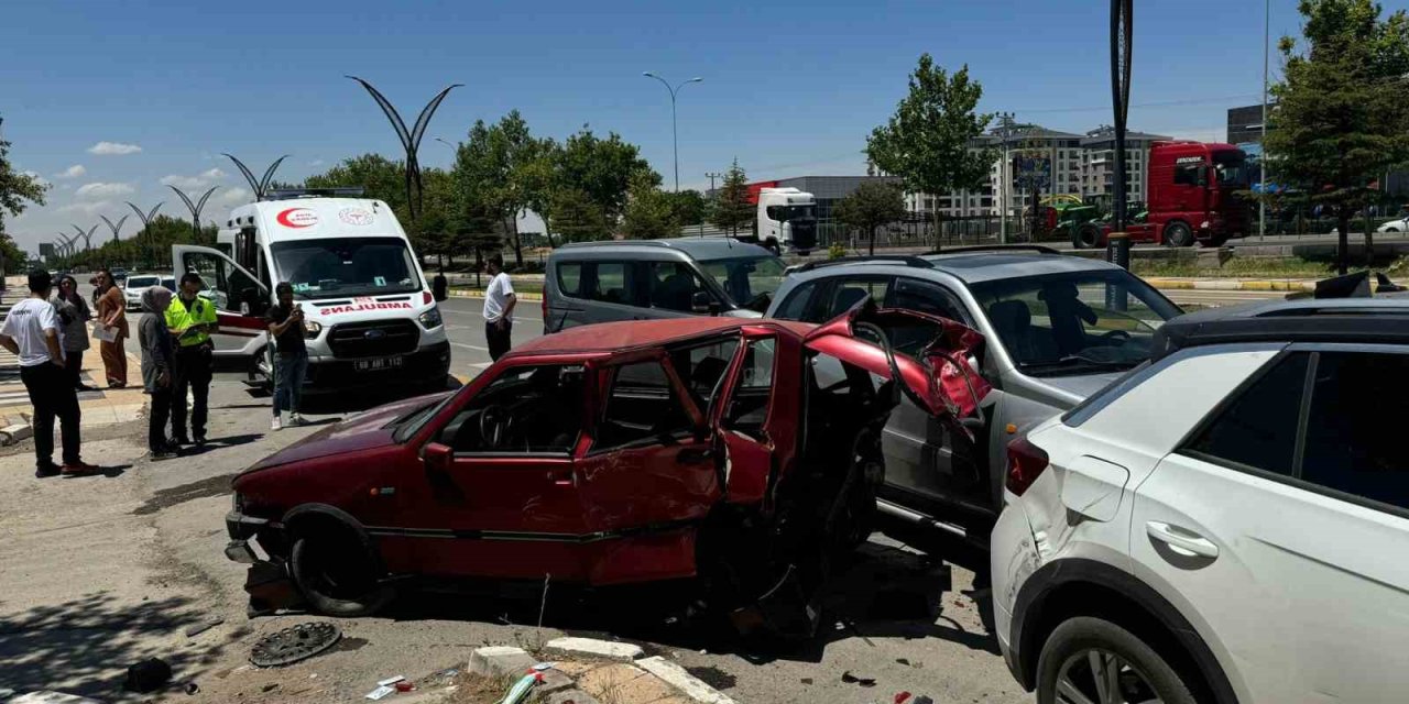Hafif Ticari Araç Park Halindeki 3 Araca Çarptı: 3 Yaralı