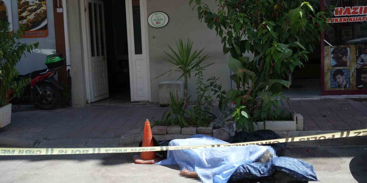 Kaldığı Pansiyondan Çıkış Yapar Yapmaz Kaldırımda Son Nefesini Verdi, Valizi Yastığı Oldu