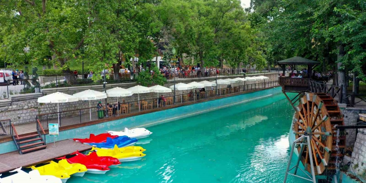 Tarihi Meram Çay Bahçesi Açıldı