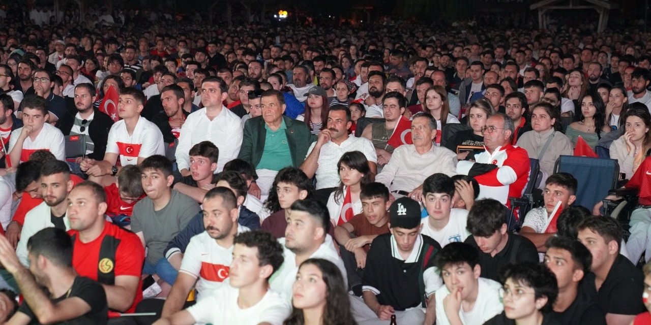 Milli Maç Heyecanı Tepebaşı’nda Yaşandı