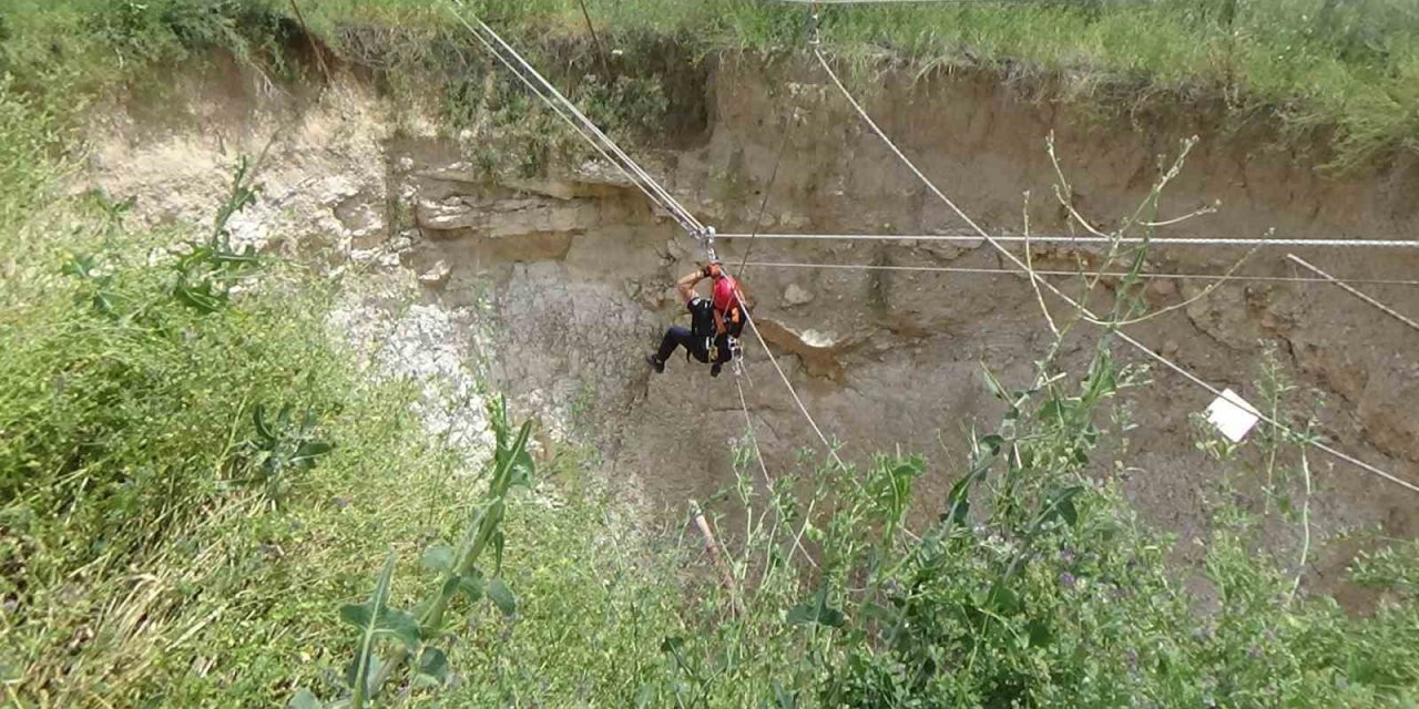Konya’da Obruğa Düşen Köpeği İtfaiye Kurtardı