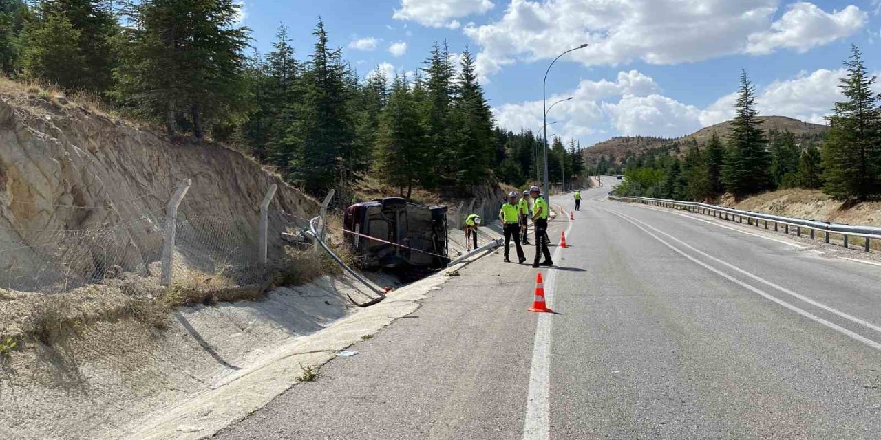 Hafif Ticari Araç, Direğe Çarpıp Devrildi: 3 Ağır Yaralı