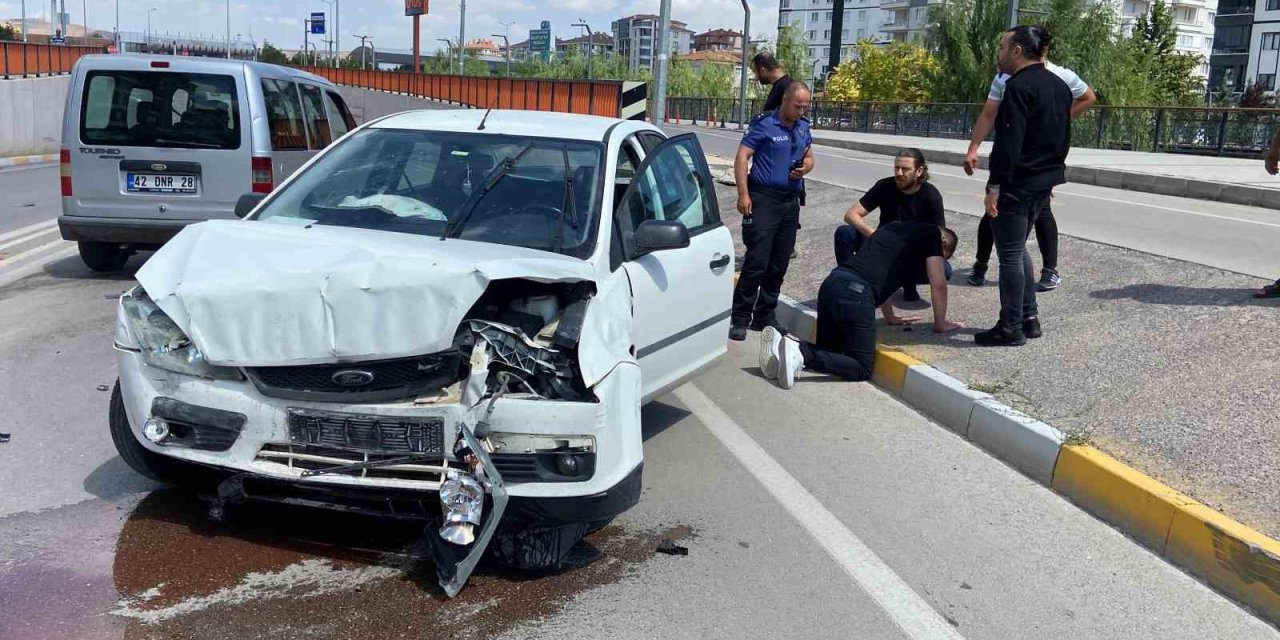 Virajı Alamayan Otomobil Karşı Şeride Geçti