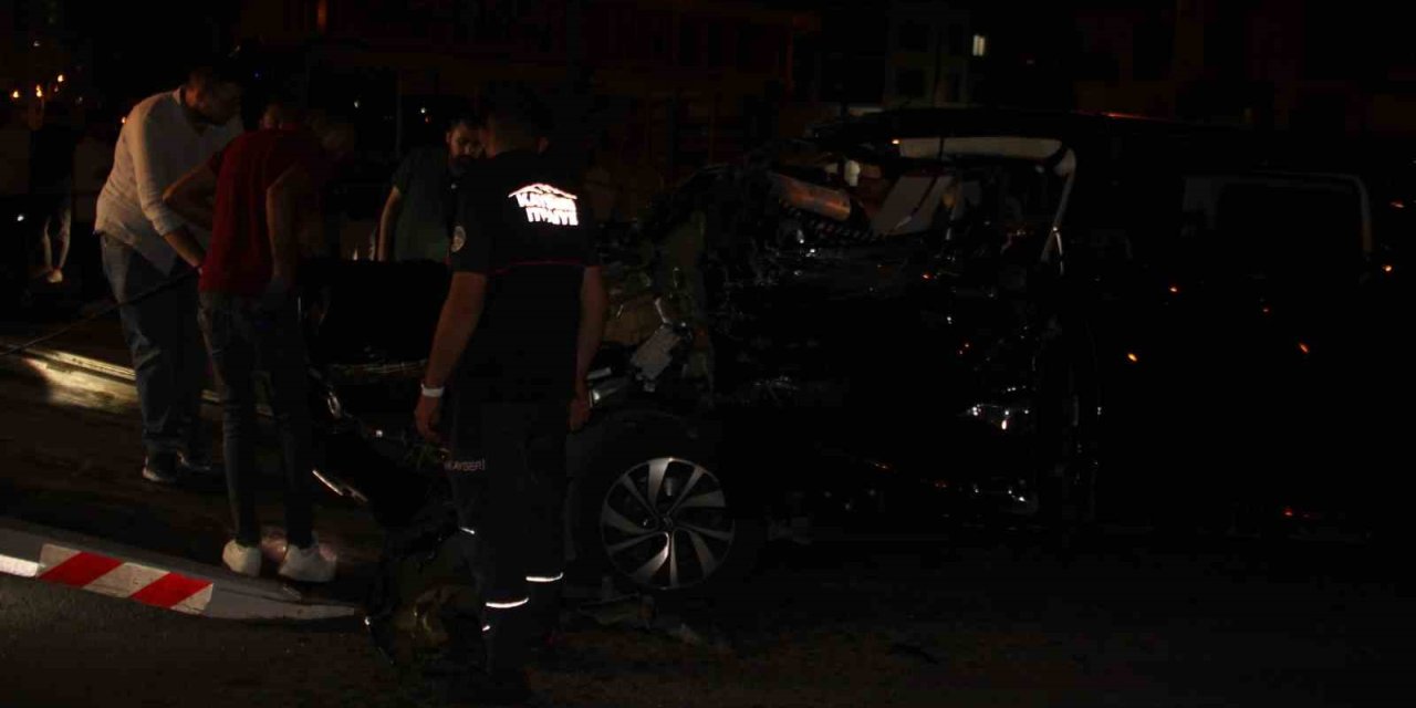 Otomobiller Çarpıştı, Park Halindeki Araçlar Zarar Gördü: 4 Yaralı