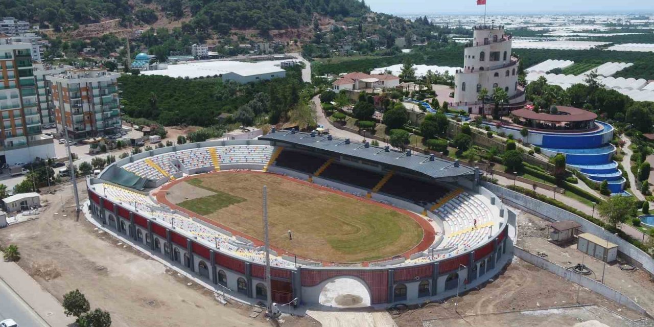 Kumluca Atatürk Stadyumu’nda Son Rötuşlar Yapılıyor