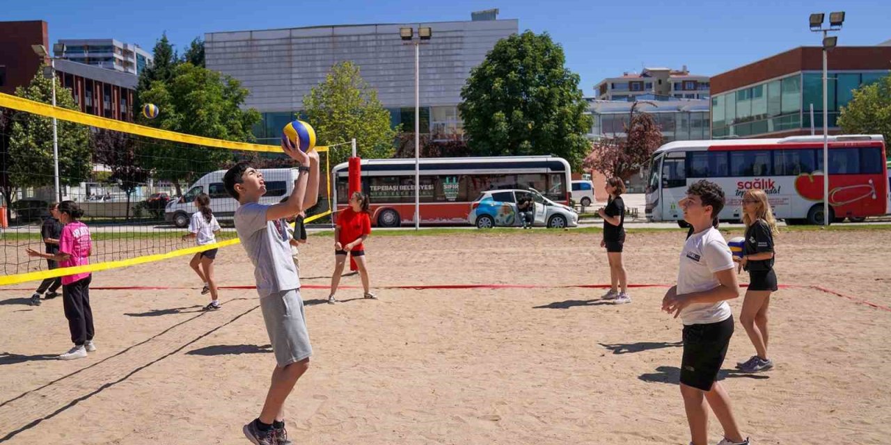 Plaj Voleybolu Kursu Yoğun Katılımla Başladı