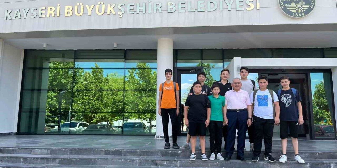 Büyükkılıç, Yaz Okullarına Katılan Öğrencilerle Bir Araya Geldi