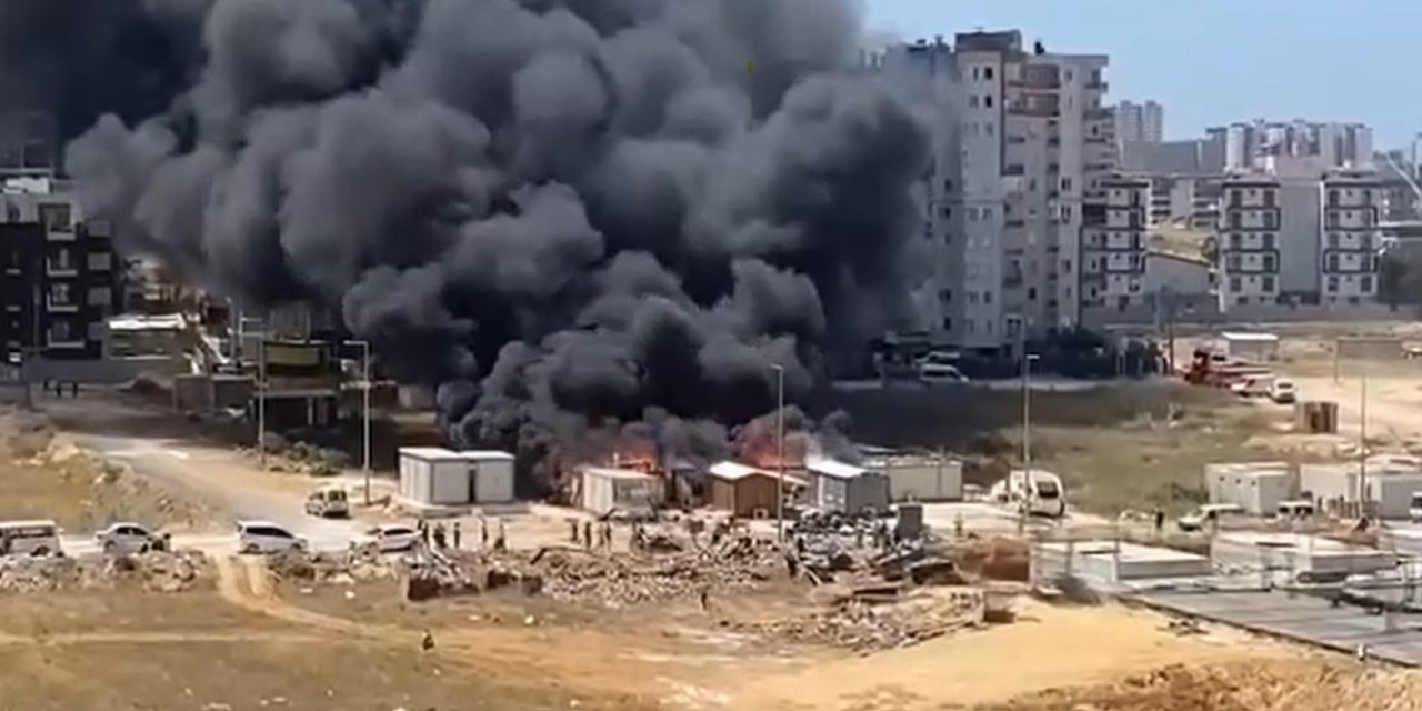 İşçilerin Konakladığı Konteynerler Alev Alev Yandı, Gökyüzünü Siyah Dumanlar Kapladı