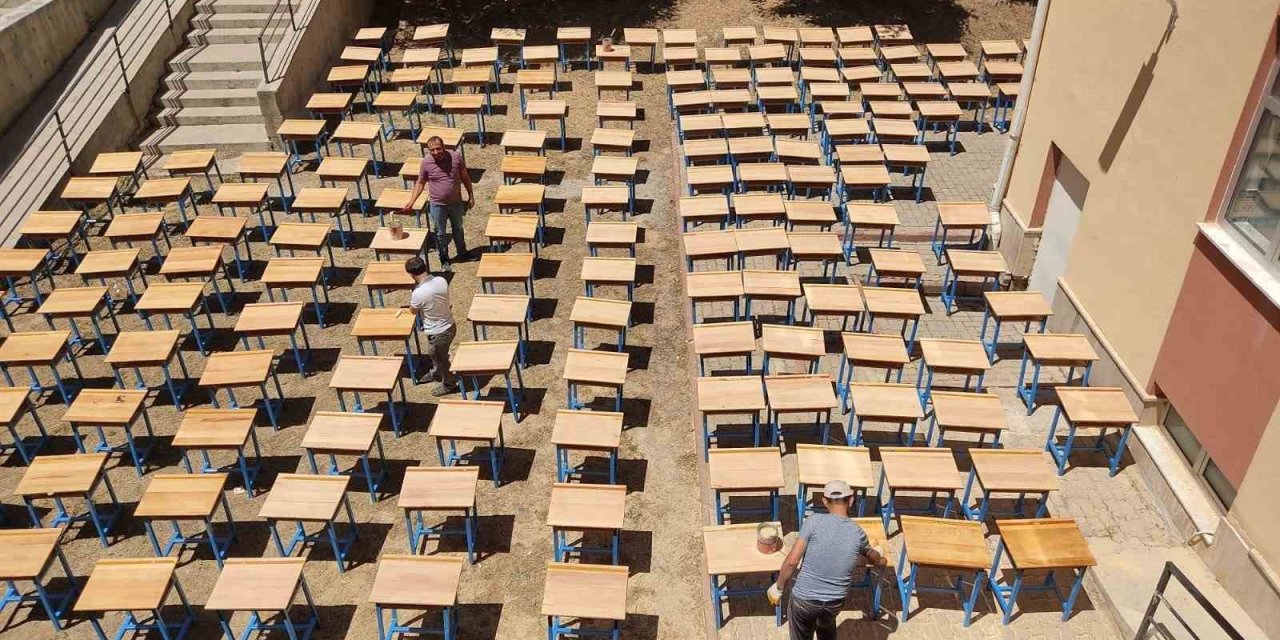 Gönüllü Öğretmenler Okulda Sıraları Yeniledi