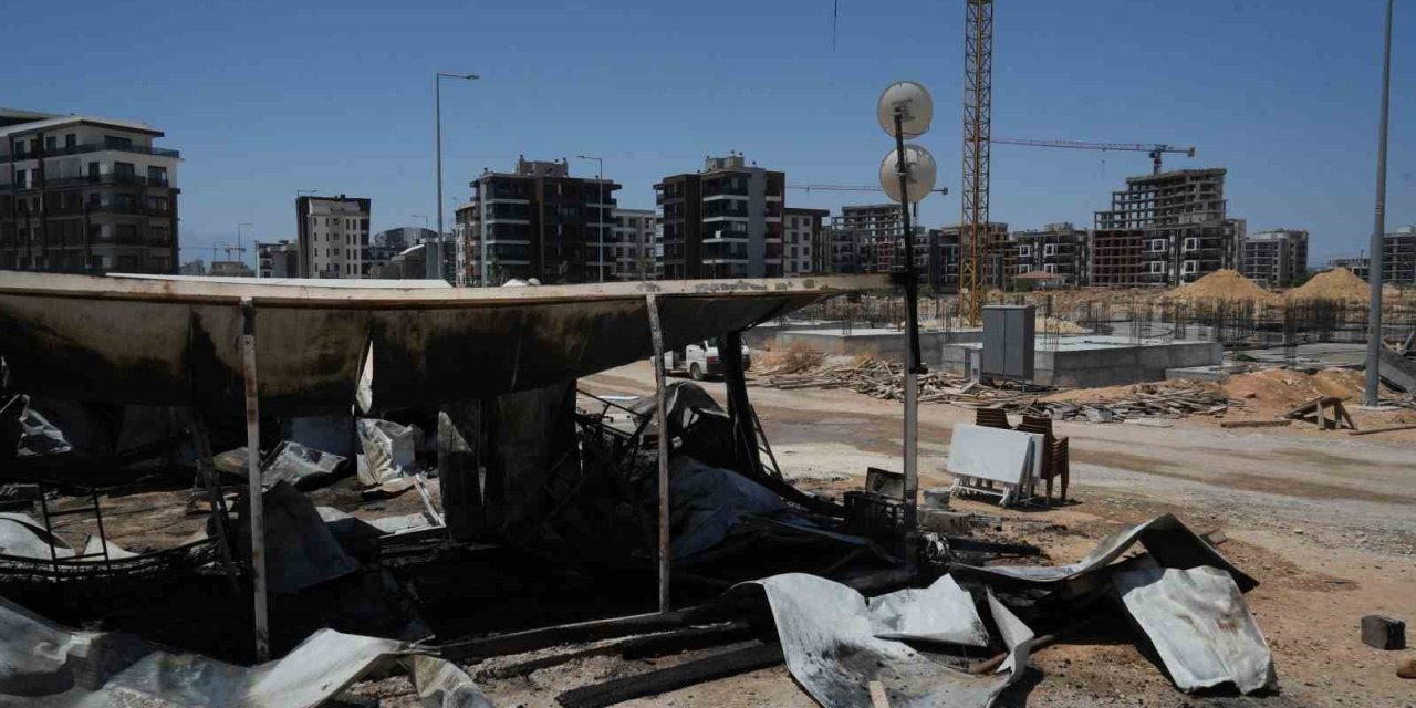 Antalya’da İnşaat Alanında Yangın: 6 Konteyner Kül Oldu, 600 Bin Tl Zarar Oluştu