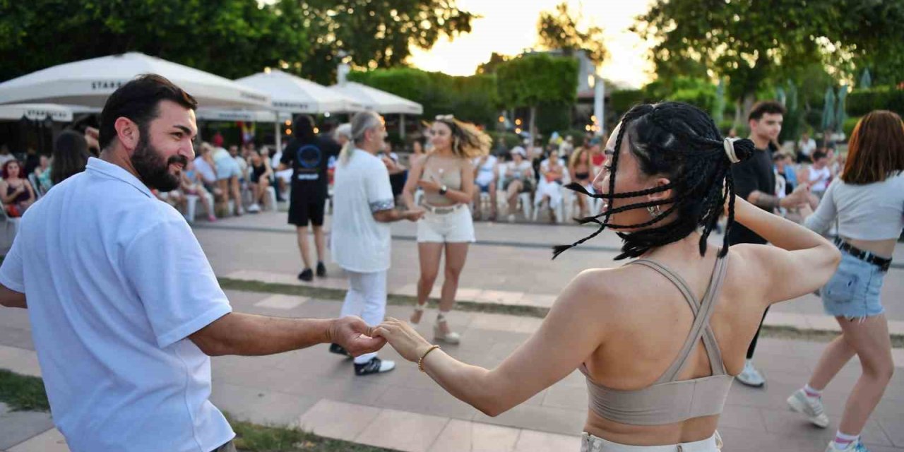 Konyaaltı Belediyesi Vatandaşları Dansla Buluşturdu