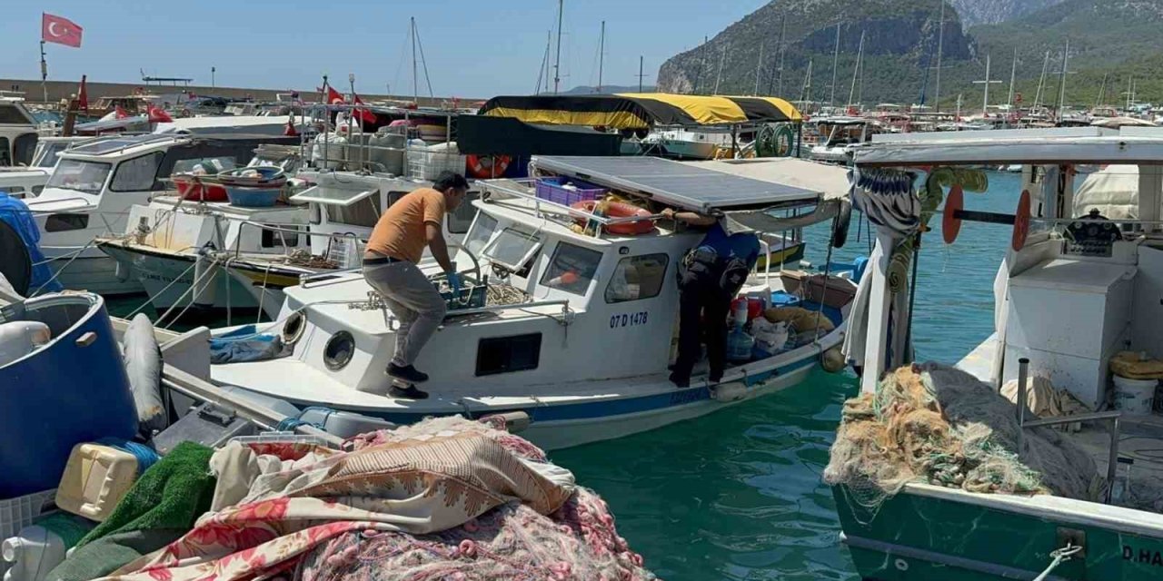 Antalya’da Teknesinde Yaşayan Adam Ölü Bulundu