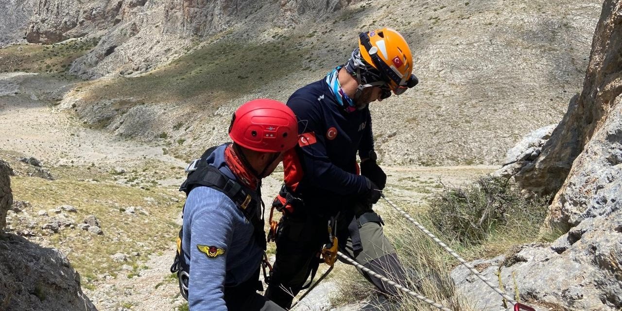 Kayalıklarda Mahsur Kalan Çoban Ve Koyun Kurtarıldı