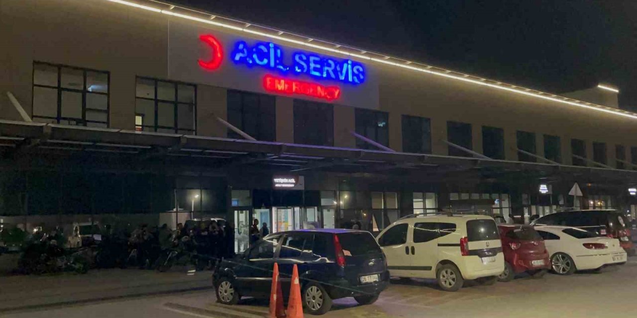 Parkta Çıkan Bıçaklı Kavgada 1’i Ağır 2 Kişi Yaralandı