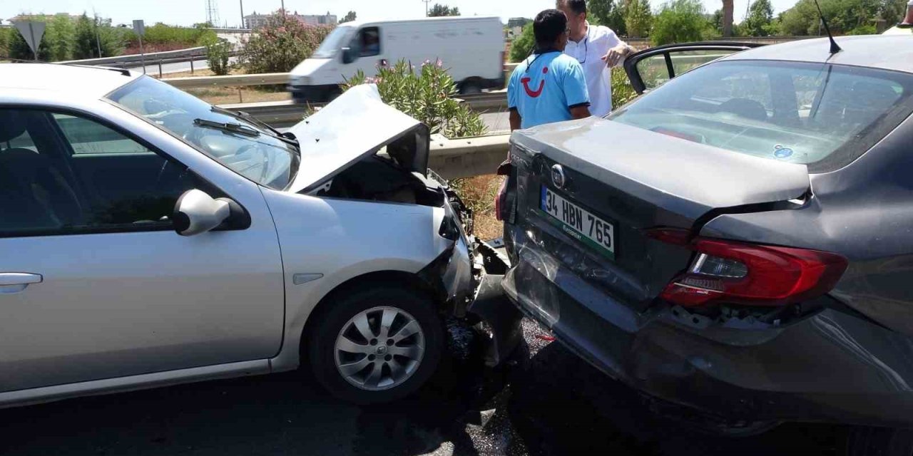 İki Otomobilin Çarpıştığı Kazada Şans Eseri Kimsenin Burnu Kanamadı