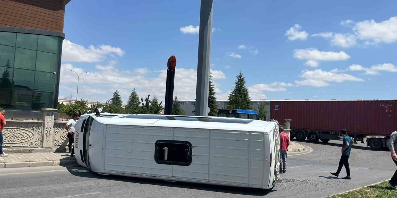 Tırla Çarpışan Minibüs Devrildi