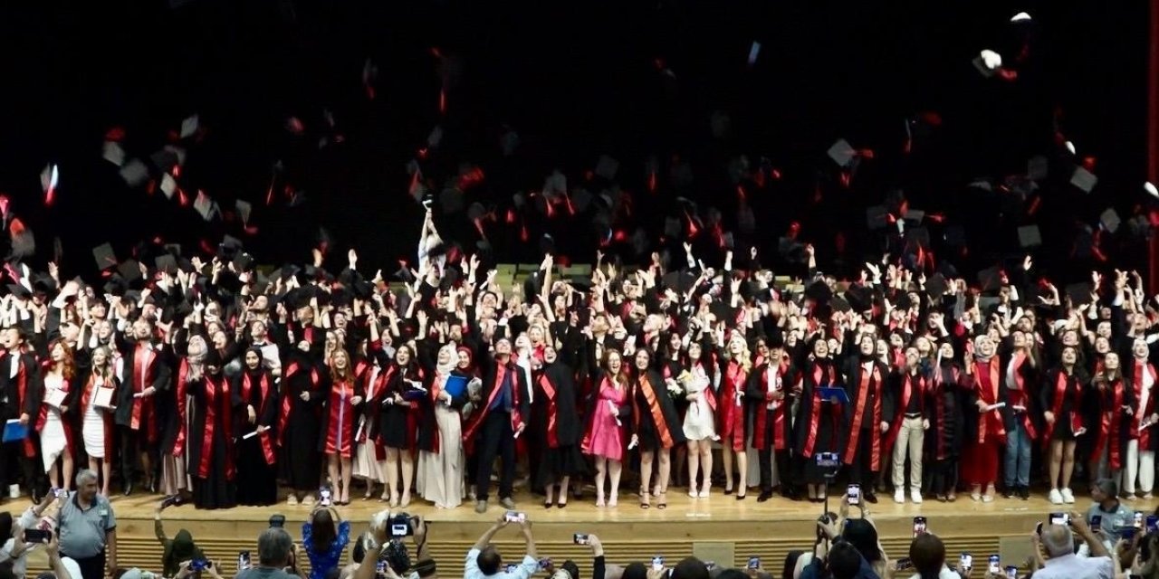 Erü İktisadi Ve İdari Bilimler Fakültesi’nde Mezuniyet Sevinci