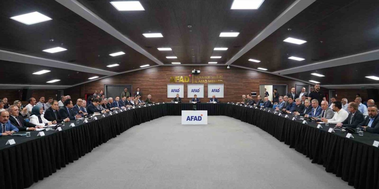 Göç İdaresi Başkanı Toros, Ev Ve İş Yerleri Zarar Gören Suriyeli Aileleri Ziyaret Etti
