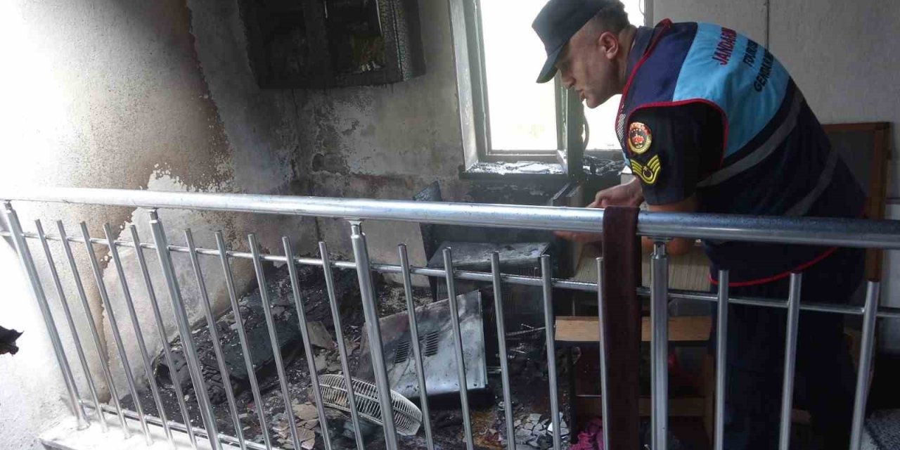 Camide Çıkan Yangını Vatandaşlar Söndürdü
