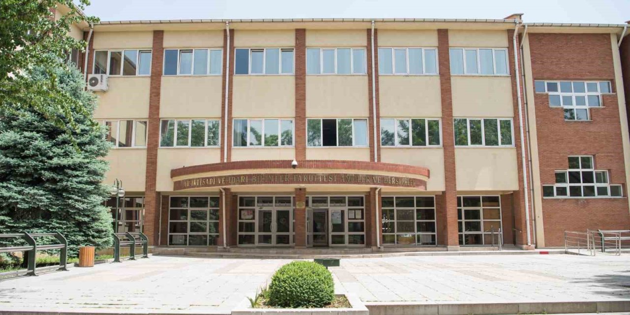 İibf Köklü Akademik Tecrübesiyle Başarılı Mezunlar Yetiştiriyor