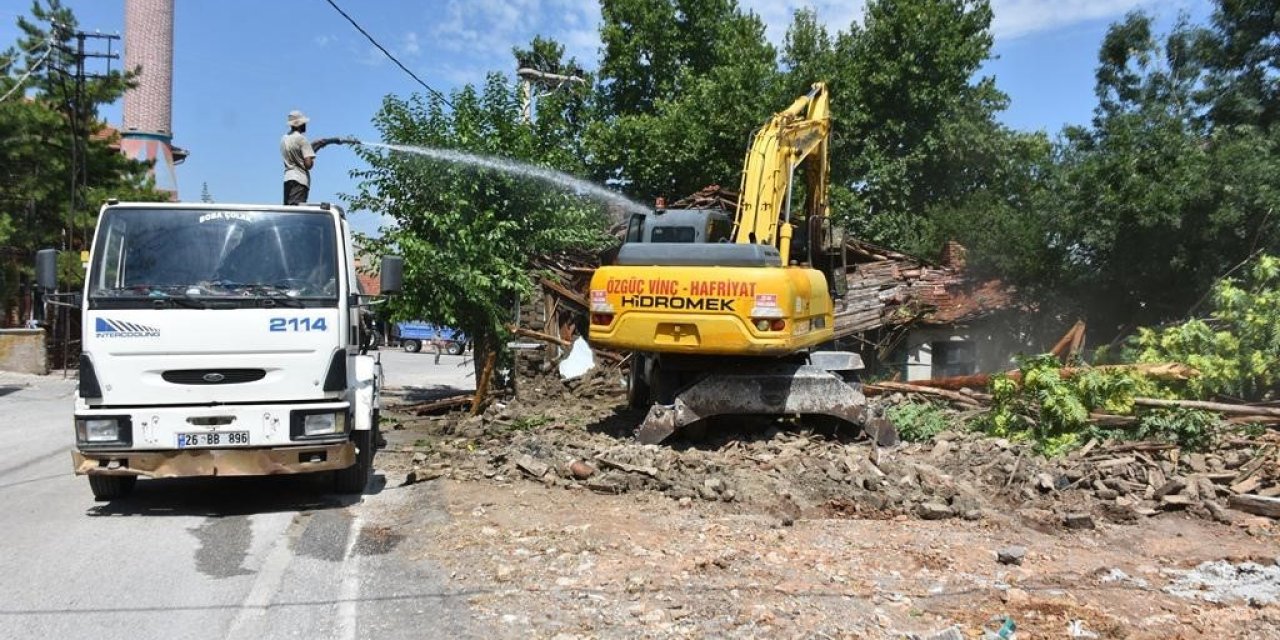 İnönü’de Metruk Evlerin Yıkımı Başladı