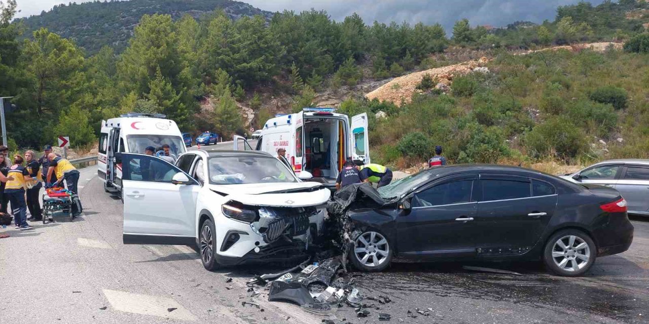 Antalya’da 2 Araç Kafa Kafaya Çarpıştı: 7 Yaralı