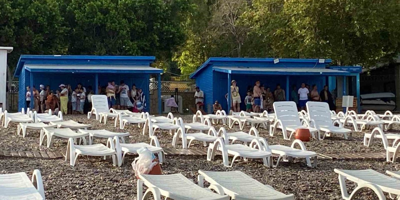 Antalya’da Yağmur Tatilcilere Zor Anlar Yaşattı, Gökkuşağı Teselli Oldu