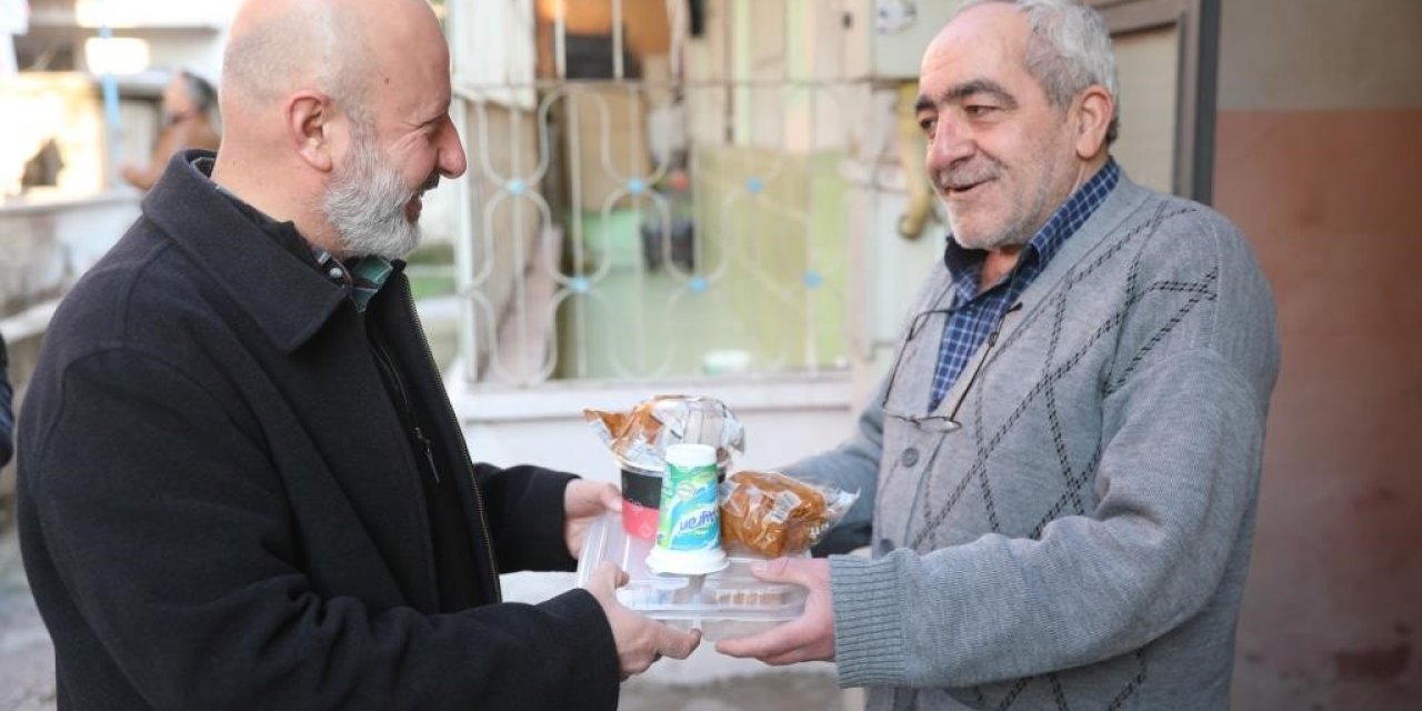 Kocasinan’da Gönüller Kazanılıyor, Evlere Her Gün 4 Çeşit Sıcak Yemek Gidiyor