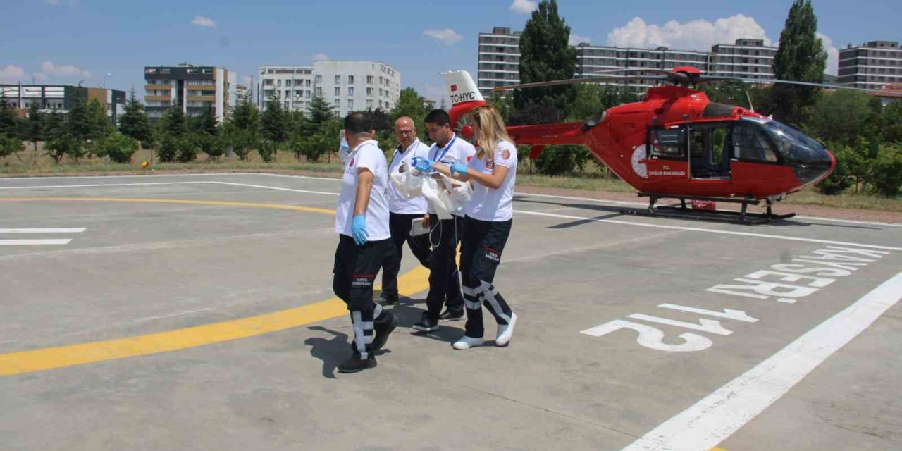 Helikopter Ambulanslar Ferah Bebeğin Gözü İçin Havalandı