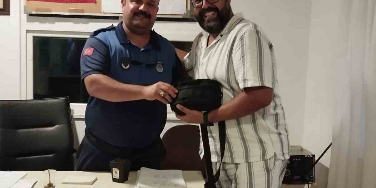 Hollandalı Turistin Tuvalette Unuttuğu Çantayı Zabıta Buldu