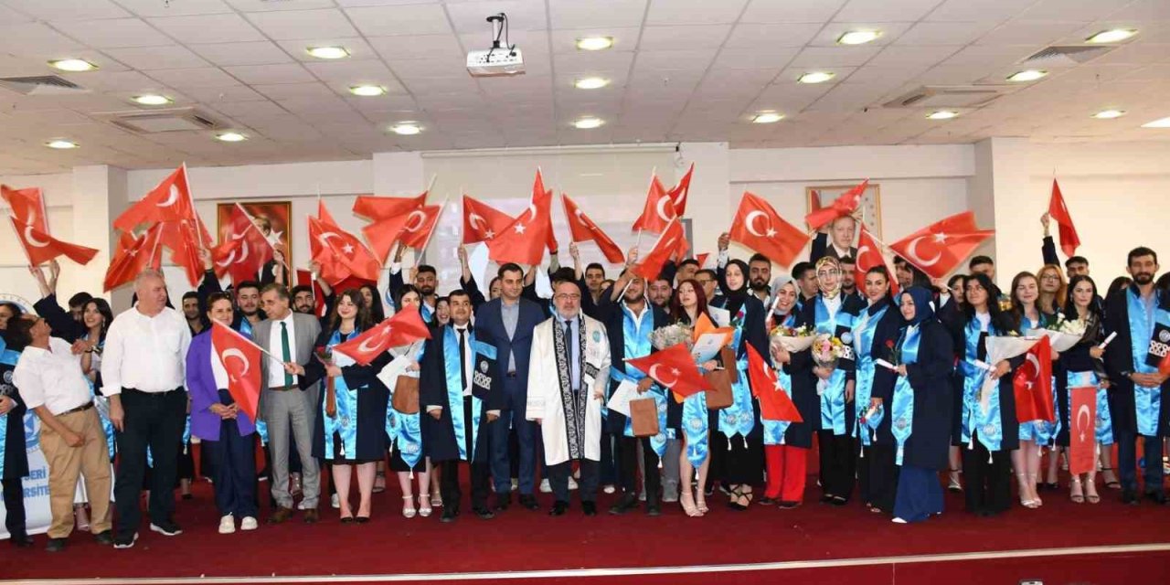 Tomarza Mustafa Akıncıoğlu Meslek Yüksekokulu’nda Mezuniyet Coşkusu