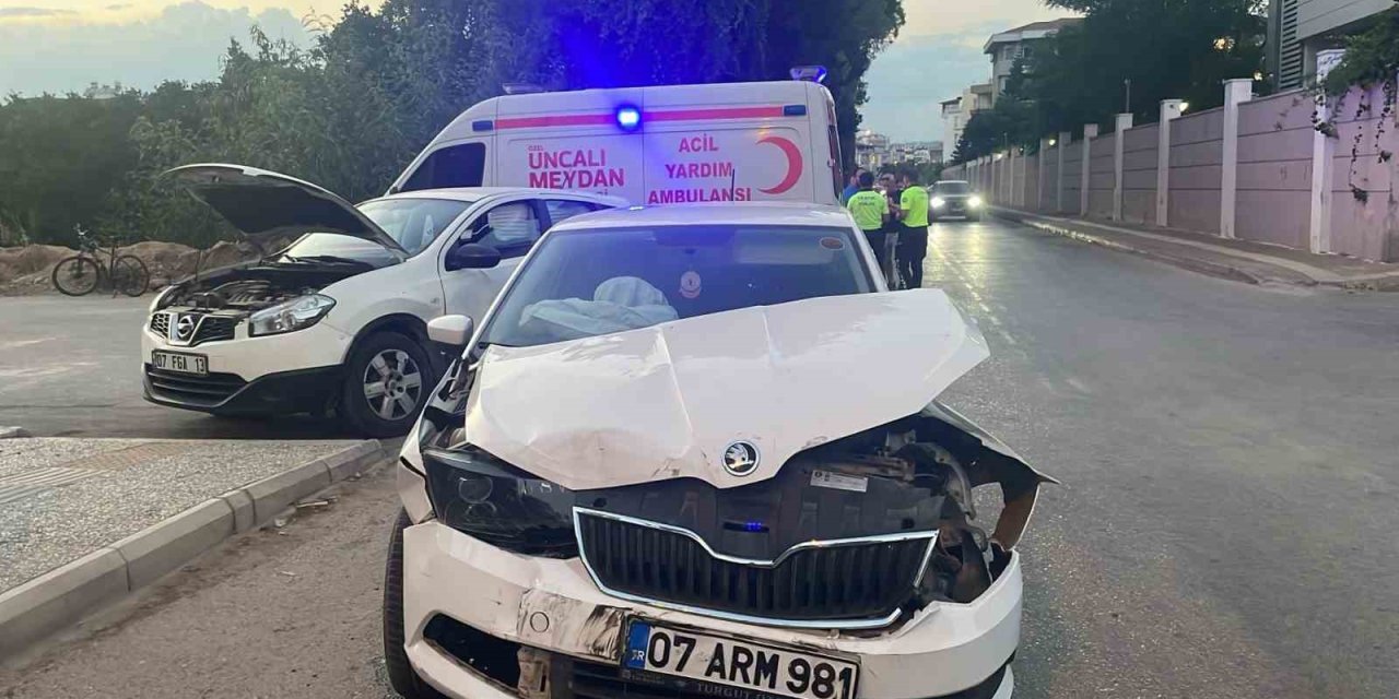 Antalya’da İki Otomobil Kafa Kafaya Çarpıştı: 1 Yaralı