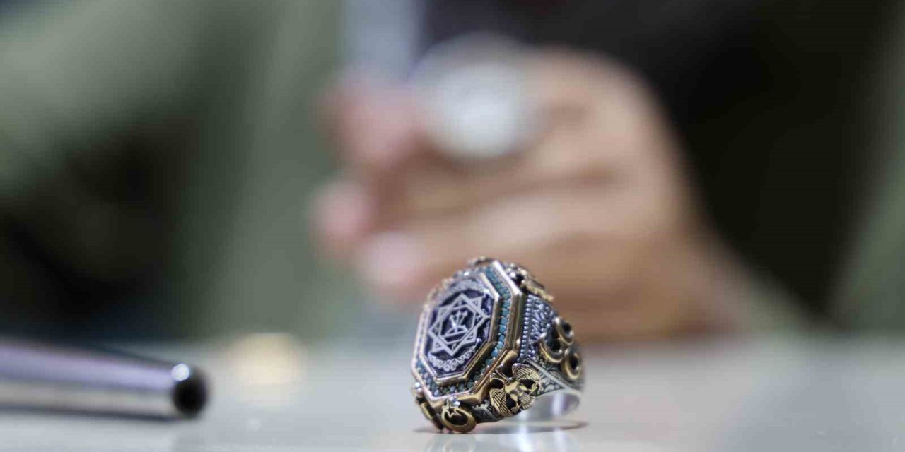 Türk Sultanlarının Mühürlerini Yüzüğe İşledi