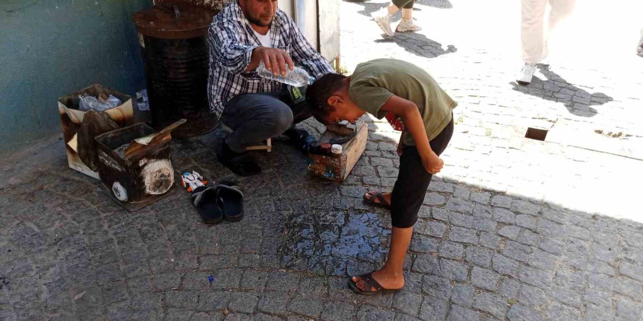 Bunaltıcı Sıcağa Rağmen Ekmek Parası Peşindeler