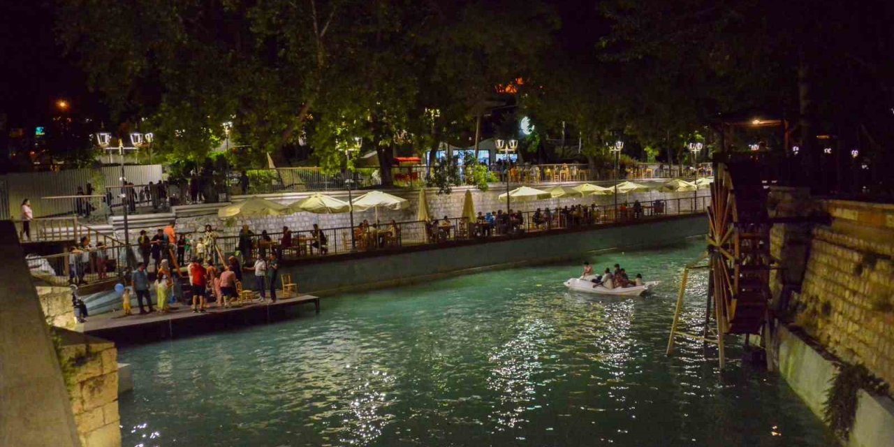 Tarihi Meram Aile Çay Bahçesi Eski Günlerine Döndü