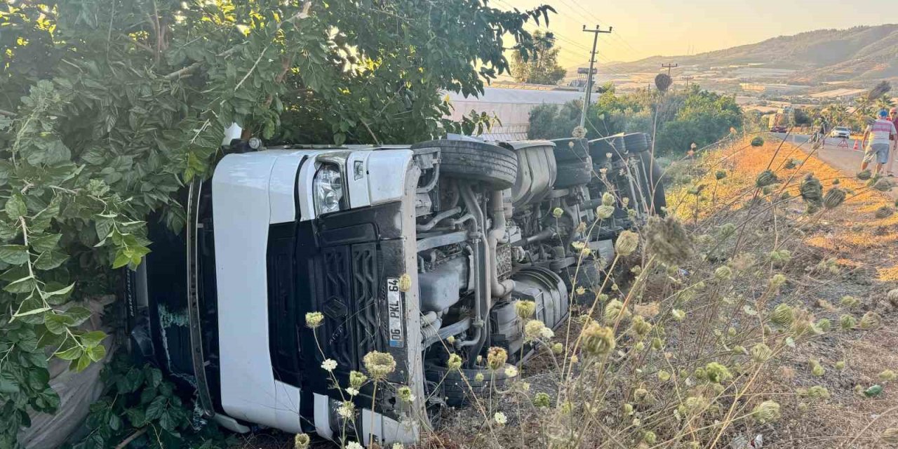 Talaş Yüklü Tır Şarampole Devrildi: 2 Yaralı